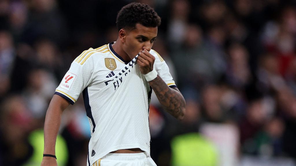 Rodrygo se besa el escudo tras marcar el 2-0