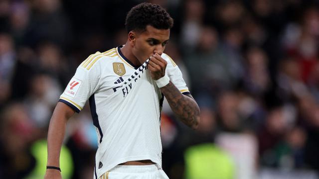 Rodrygo se besa el escudo tras marcar el 2-0