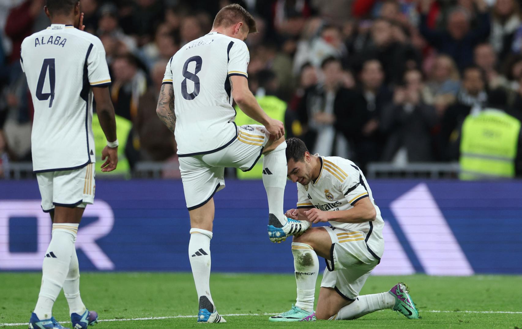 Brahim celebra con Kroos su gol en el Real Madrid - Granada