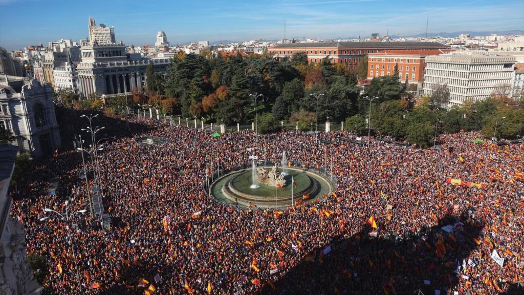 Miles de personas durante una manifestación contra la amnistía, en Cibeles, a 18 de noviembre de 2023