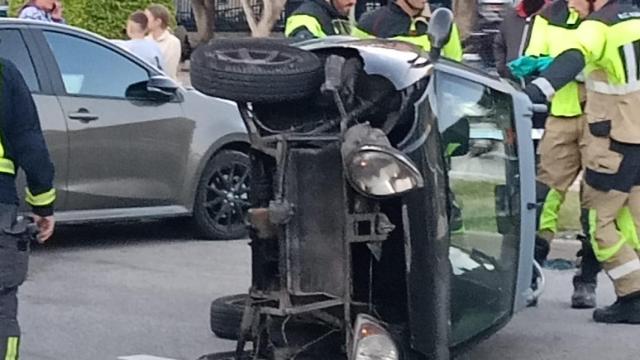 Imagen del vehículo volcado.