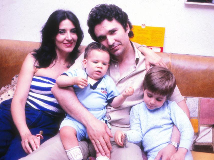 Concha Velasco con sus hijos y Paco Marsó.