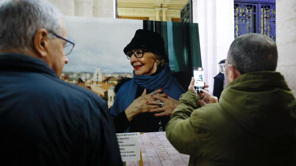 Personas despidiendo a Concha Velasco tras su fallecimiento