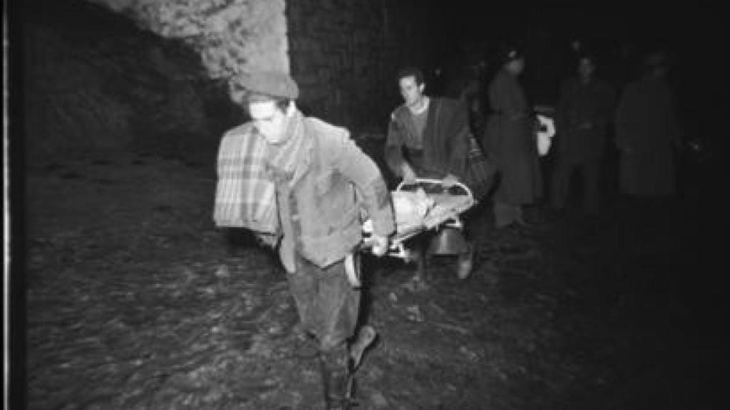 Rescate de los supervivientes del avión siniestrado en 1953 en Somosierra.