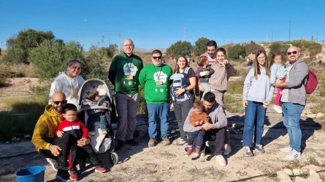 Los voluntarios en la sierra alicantina.