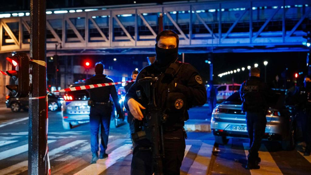 Policía francesa tras el ataque de Armand Rajabpour-Miyandoab en París.