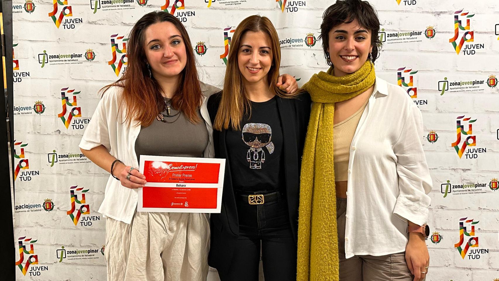 Carolina del Bosque, en el centro de la imagen, junto a las integrantes de Bulsara
