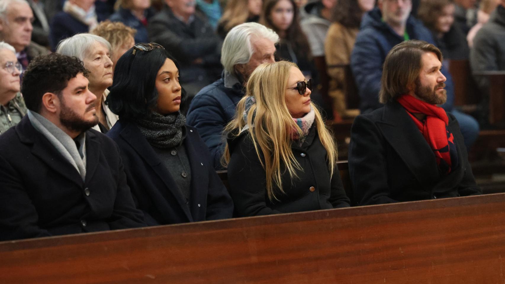 Los hijos de Concha Velasco, en el funeral de la actriz.