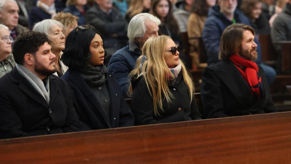 Los hijos de Concha Velasco, en el funeral de la actriz.