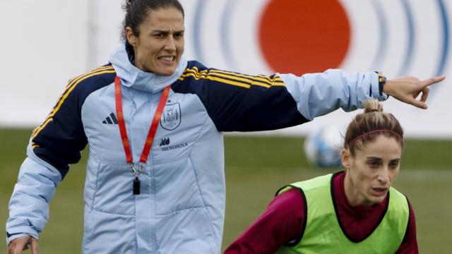 Esther González, en un entrenamiento de la Selección femenina junto a Montse Tomé.