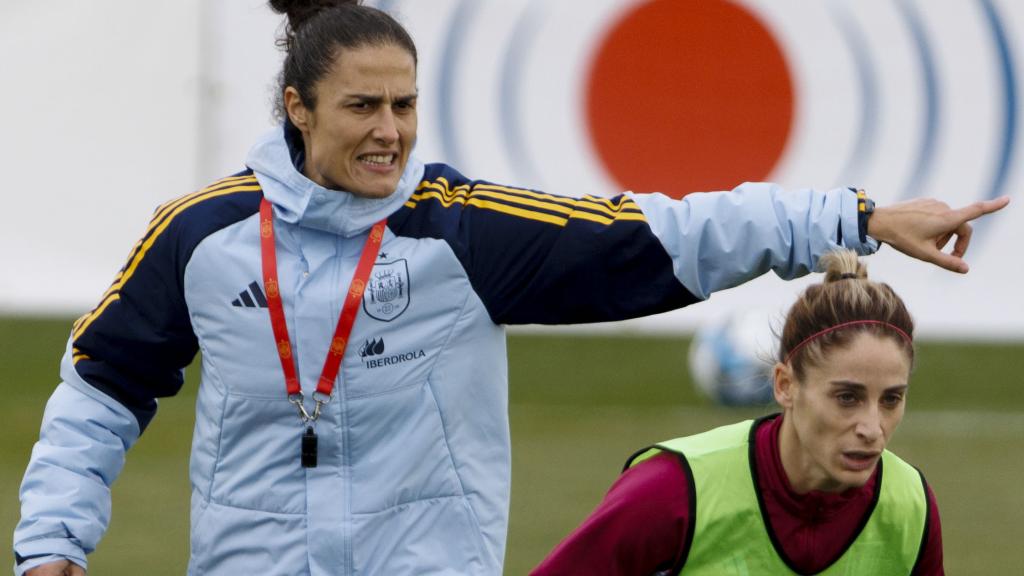 Esther González, en un entrenamiento de la Selección femenina junto a Montse Tomé.