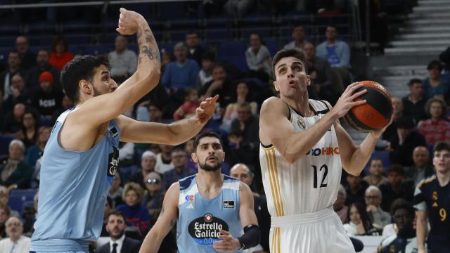 Carlos Alocen disputa una posesión ante el Breogán