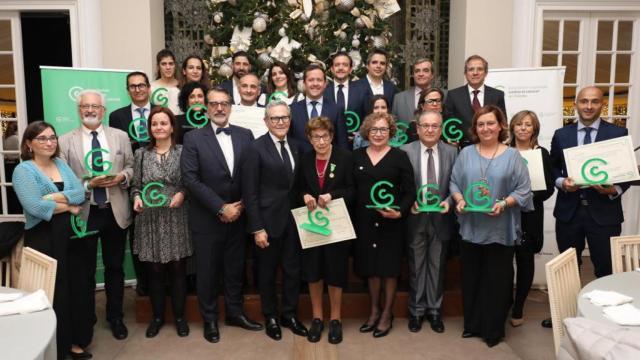 Foto de familia de la Cena de Gala de la AECC celebrada en 2023 en Toledo.