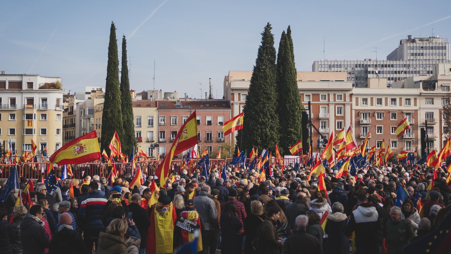 Miles de personas acuden al acto del PP en el Templo de Debod, que acaba con nuevas protestas en Ferraz