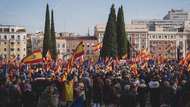 Miles de personas acuden al acto del PP en el Templo de Debod, que acaba con nuevas protestas en Ferraz
