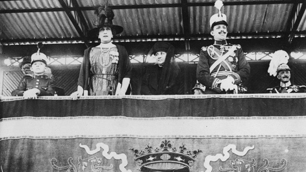 Alfonso XIII con su esposa y su hijo menor, Juan, padre del emérito Juan Carlos I.