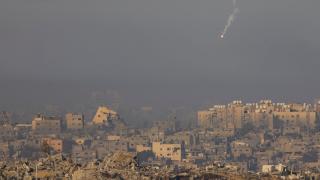 Bengala cayendo sobre Gaza después de ataques israelíes