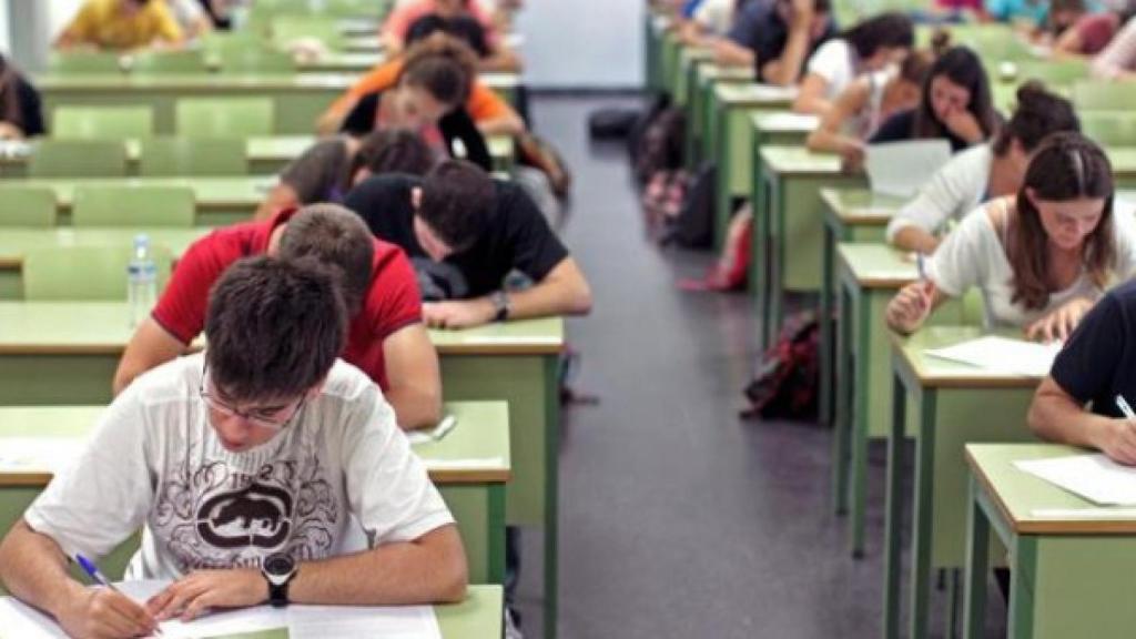Estudiantes en un aula.