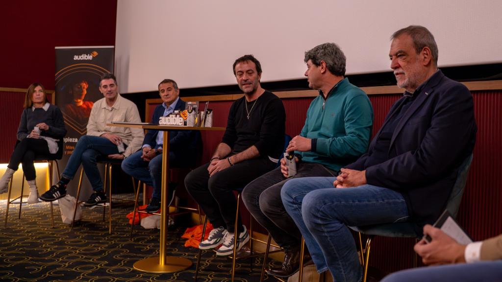 Presentación de la ficción sonora 'La novia gitana'. De izda. a dcha., Arantxa Zunzunegui (productora de Audible), Teo Rodríguez (guionista), Rivardo Viñas (ingeniero de sonido en Audible), y los escritores Agustín Martínez, Antonio Mercero y Jorge Díaz.