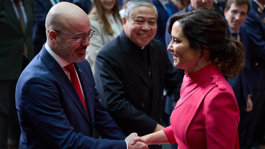 La presidenta de la Comunidad de Madrid, Isabel Díaz Ayuso saluda al delegado del Gobierno en la Comunidad de Madrid, Francisco Martín, en 2023