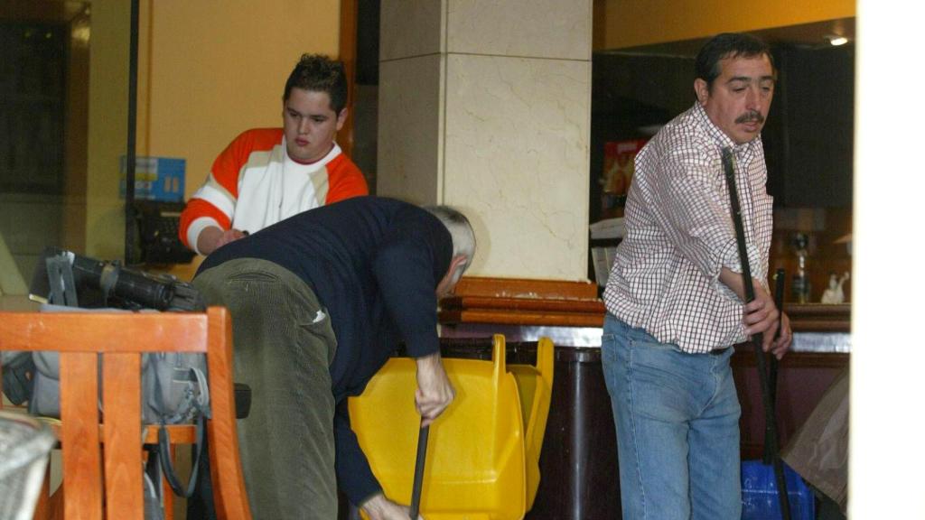 Imagen del interior de la cafetería La Banqué el 6 de diciembre de 2004, tras el atentado de ETA.