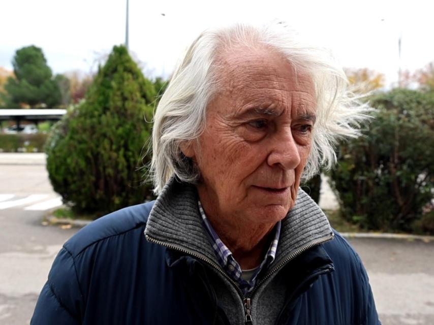 Manolo Velasco atendiendo a la prensa tras la muerte de su hermana, Concha.