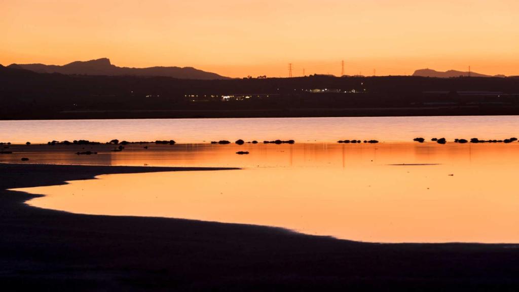 La Laguna de La Mata, capturada en la hora del atardecer.
