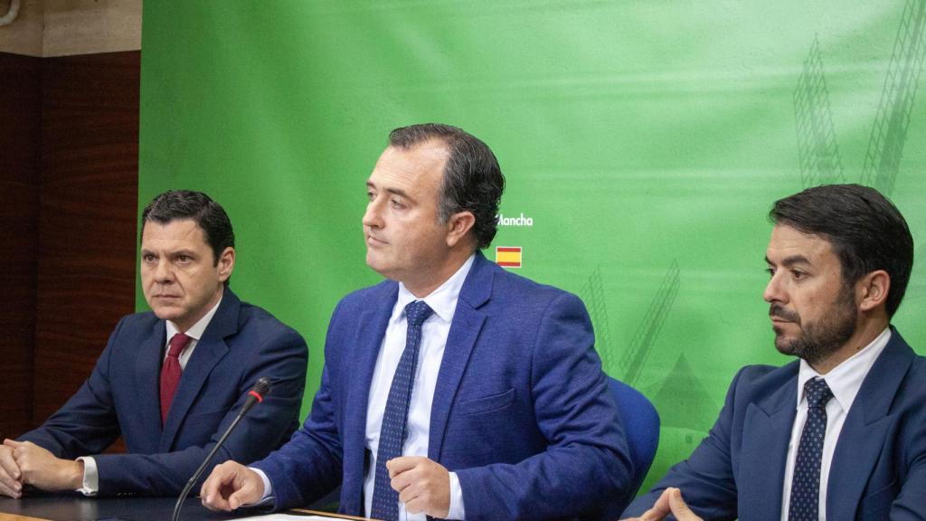 Los parlamentarios de Vox durante la rueda de prensa.