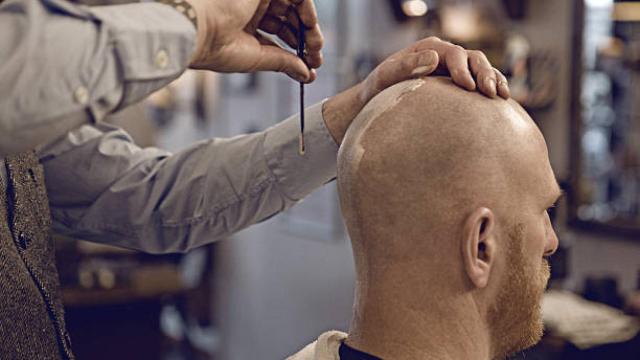 Una persona calva en una peluquería