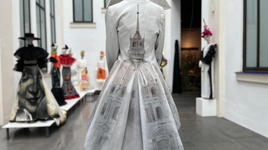La parte trasera del traje.