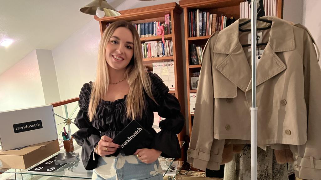 Lara Salinas, CEO de trendmatch, posando en su oficina, antes del lanzamiento de su página web de moda.