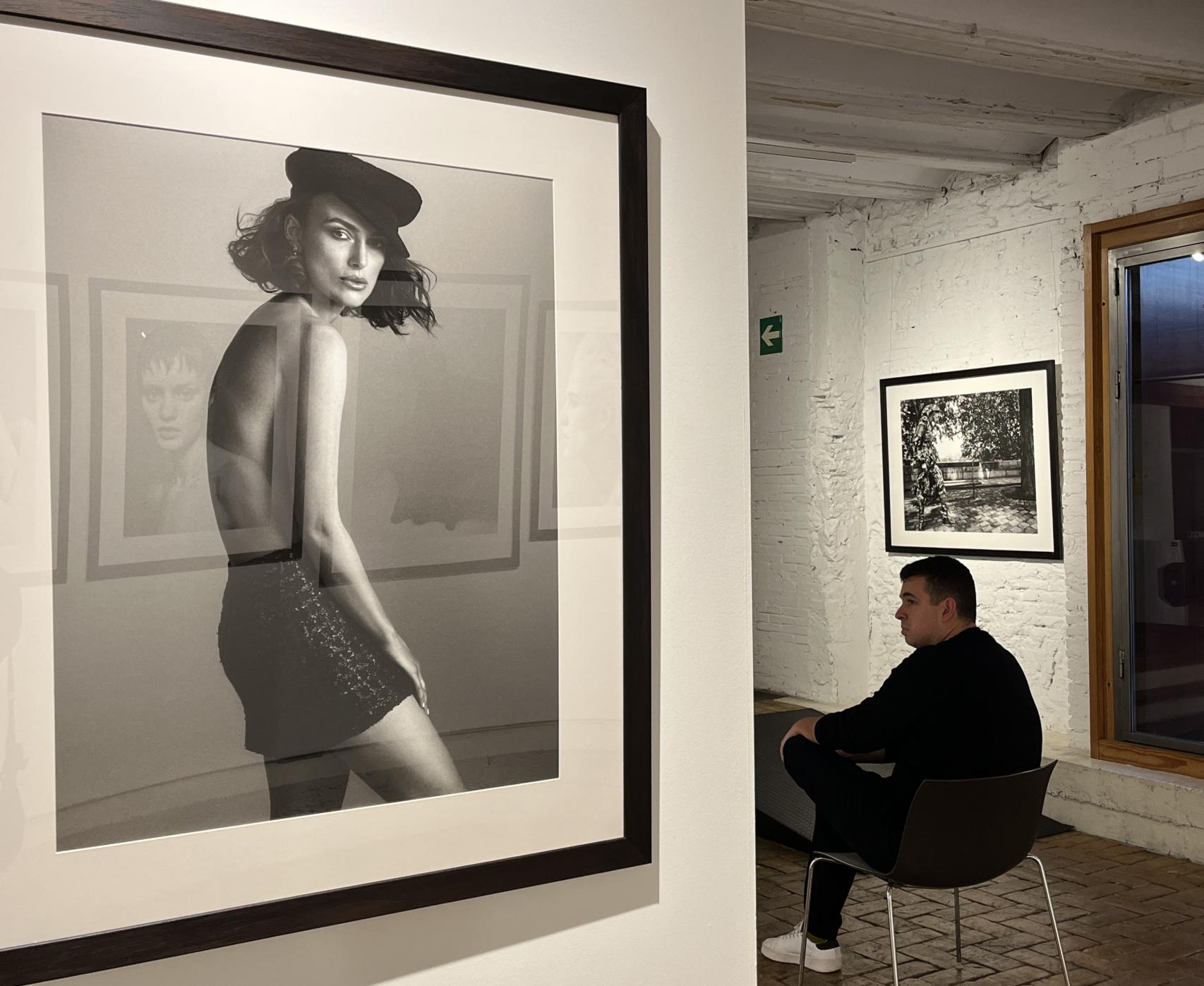 Jonathan Segade en la exposición de Valencia en la galería La Trini.