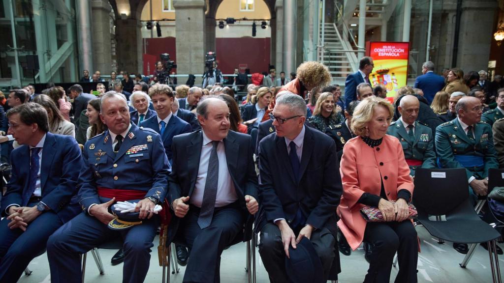 Tras Gallardón y Aguirre se puede ver varios grupos de jóvenes que ocupaban la segunda fila de autoridades.