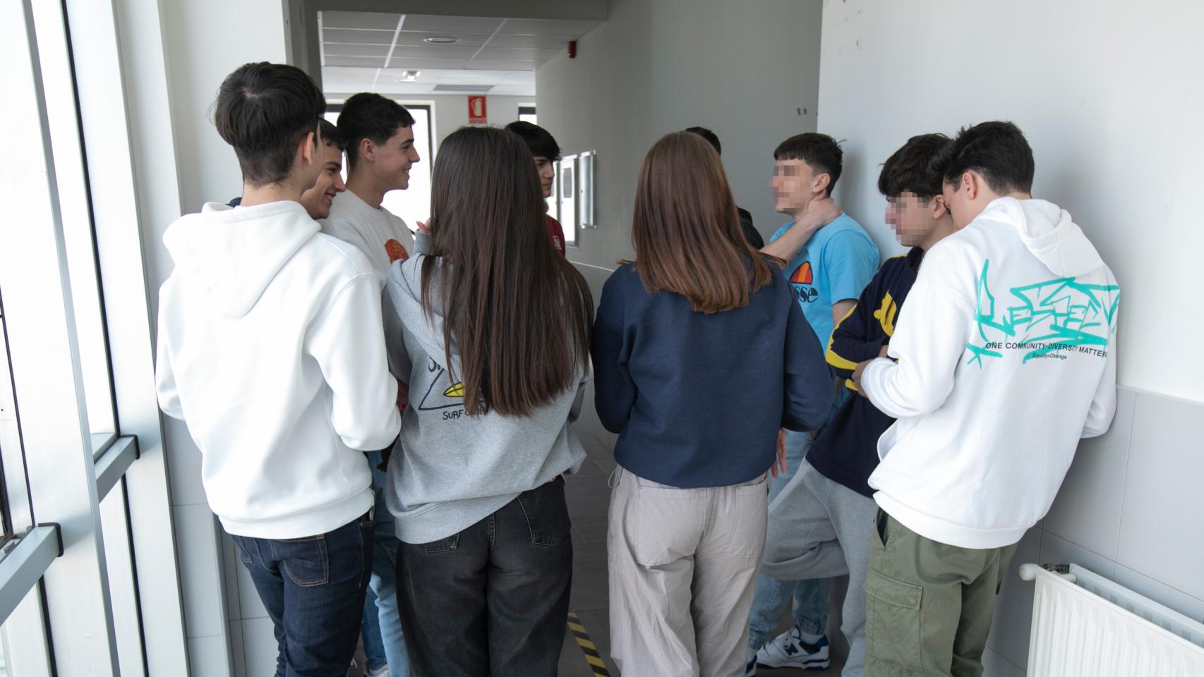 Algunos alumnos en un instituto.