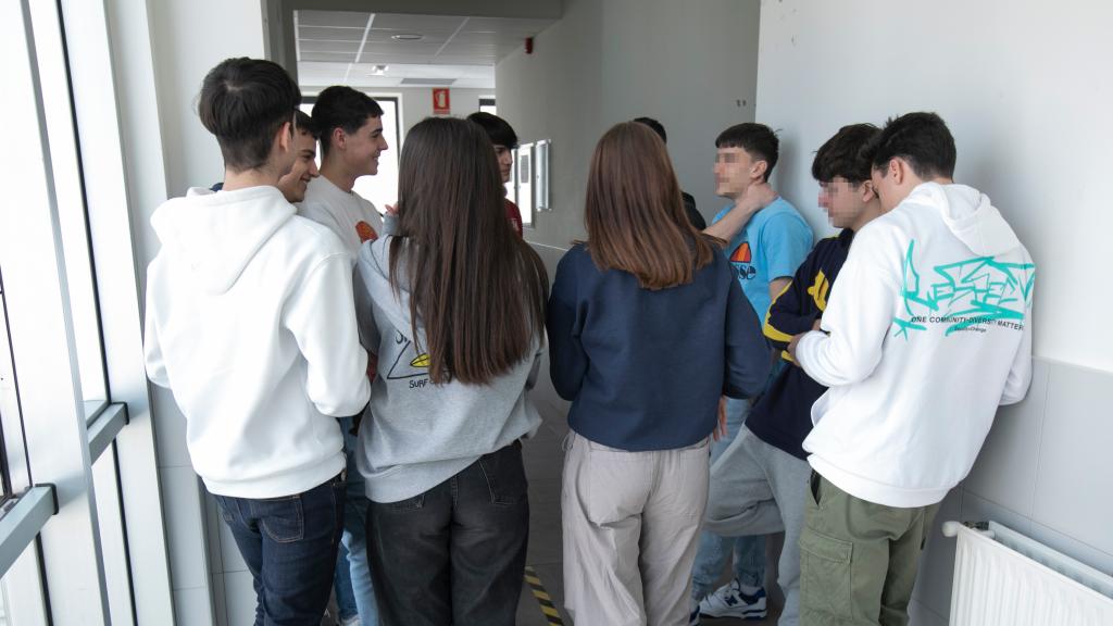 Algunos alumnos en un instituto.