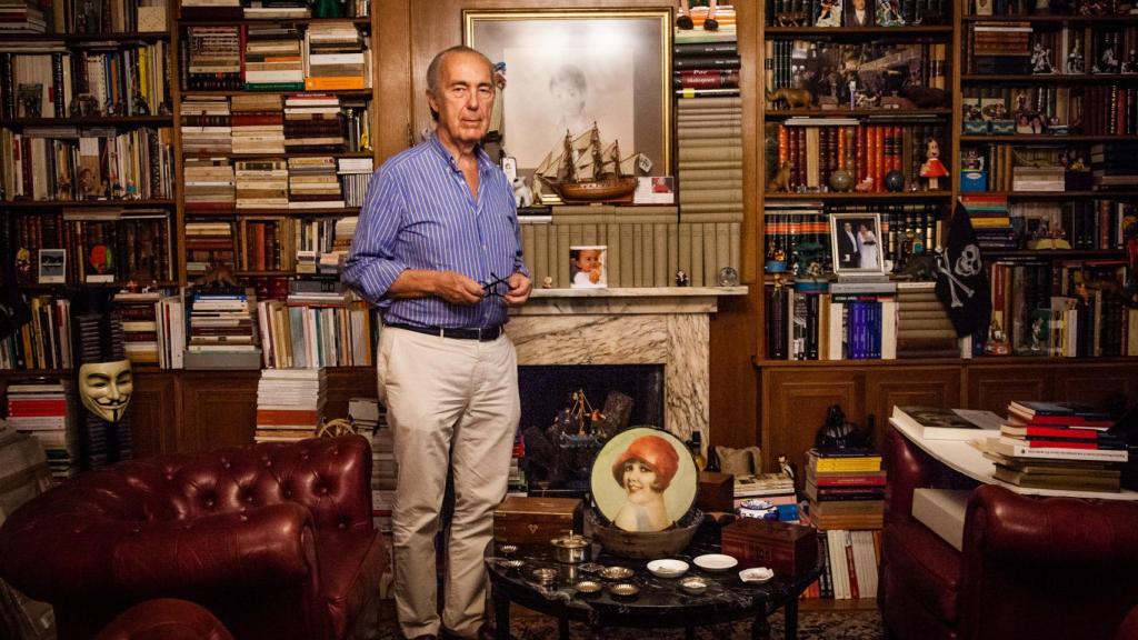 Luis Alberto de Cuenca en su biblioteca