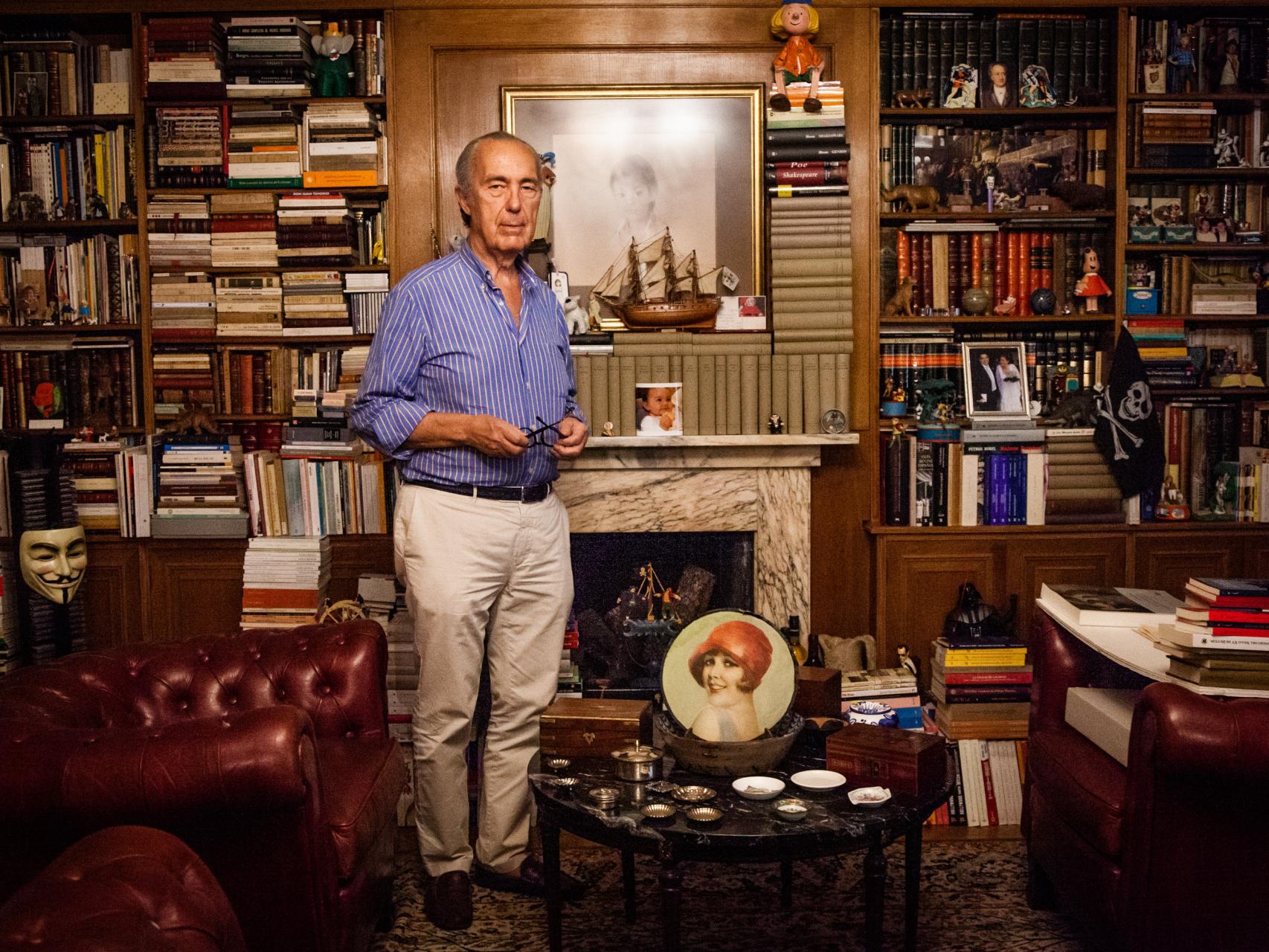 Luis Alberto de Cuenca, en su biblioteca.