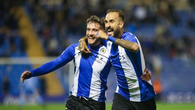 Dos jugadores del Hércules celebrando un gol.