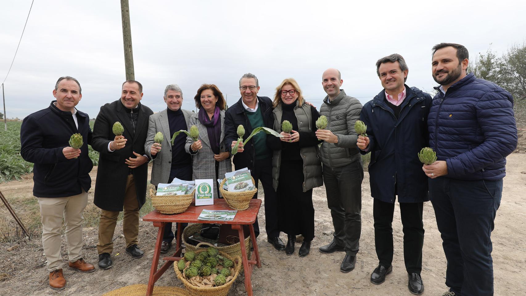 Toni Pérez participa en el corte simbólico de la campaña de recolección de la alcachofa de la Vega Baja.