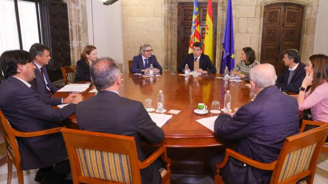 Carlos Mazón, centro, en la reunión de este lunes con empresarios y agricultores sobre el agua.