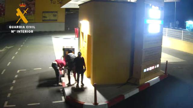 Los ladrones fuerzan la caja de la máquina de lavado automático