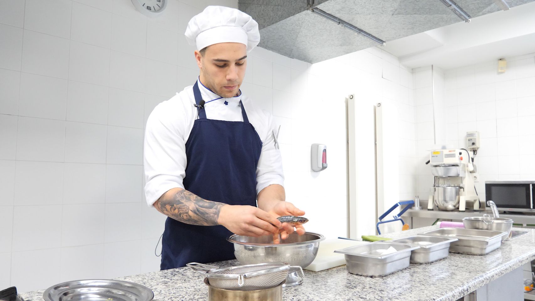 Uno de los estudiantes de la Escuela de Profesionales Alcazarén en las cocinas