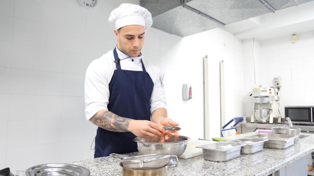 Uno de los estudiantes de la Escuela de Profesionales Alcazarén en las cocinas