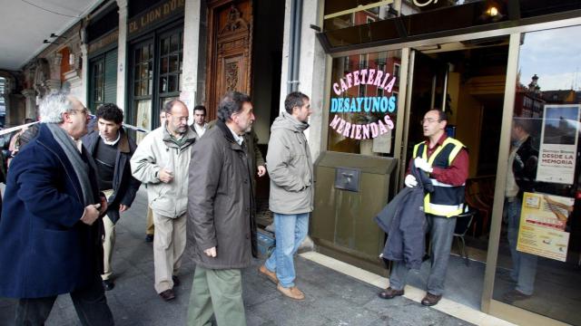 El entonces delegado del Gobierno en Castilla y León, Miguel Alejo , y el alcalde de Valladolid, Javier León de la Riva, llegan a la cafetería La Banque en la Plaza Mayor de la ciudad, el 6 de diciembre de 2004, después del atentado.