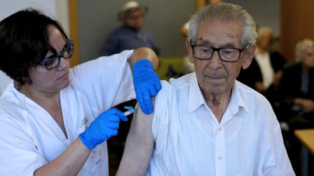 Un hombre recibe la vacuna de la gripe.