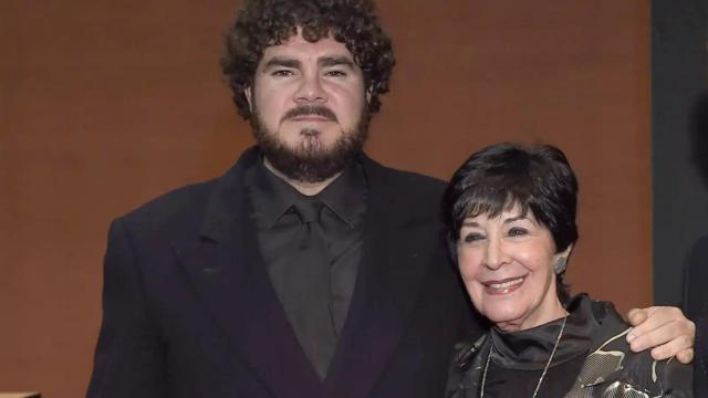 La malograda Concha Velasco junto a su hijo menor, Francisco Martínez Velasco, en una imagen tomada en 2014.