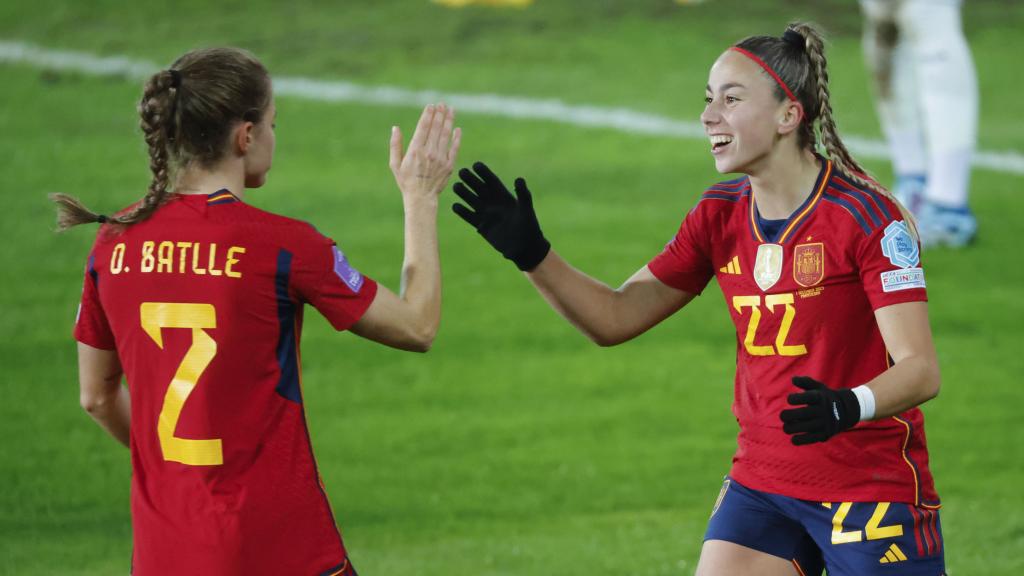 Athenea del Castillo y Ona Battle celebran un gol de España.