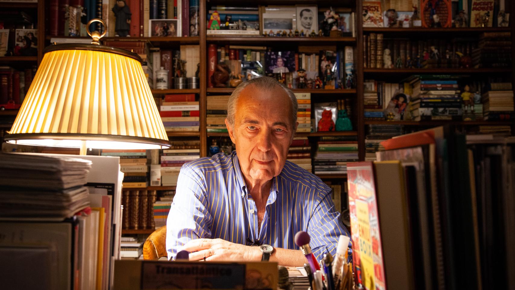 Luis Alberto de Cuenca en su biblioteca