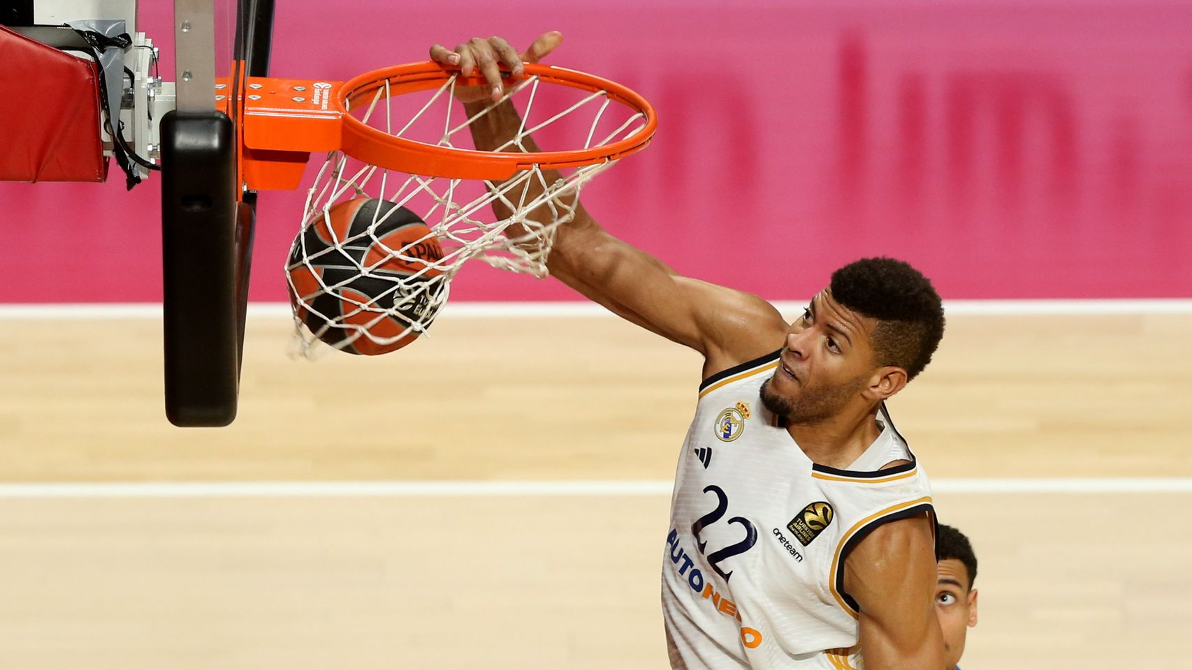 Walter Tavares realiza un mate en Euroliga.