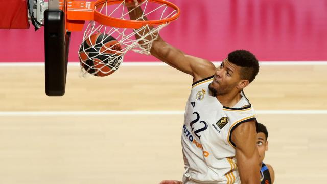 Walter Tavares realiza un mate en Euroliga.